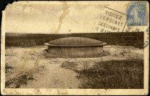 Carte postale intitulée "Visitez Verdun et ses champs de batailles. Fort de Douaumont. Un tourelle de 155 qui a échappé à la destruction". Correspondance adressée à Louis Paillart au 61e R.A.D., 8e Batterie, quartier Colin à Metz