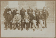 Fransures, 1er octobre 1900. Portrait de groupe : au milieu Elie Ducrocq, maire de Fransures, à sa droite Joseph Pilette, instituteur, et à sa gauche monsieur Dragonne
