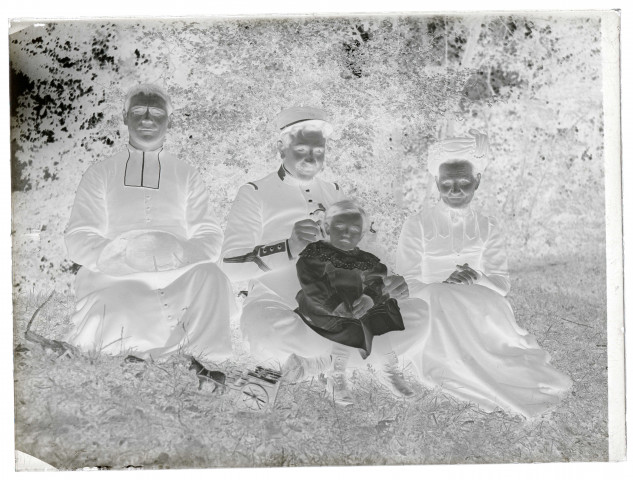 Groupe assis dans l'herbe (un prêtre, une femme, un enfant et un soldat)