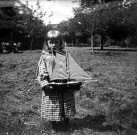 Petite fille tenant un bâteau dans les mains