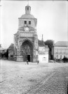 Eglise de Montreuil-sur-Mer (Pas-de-Calais), vue extérieure : le portail et le clocher