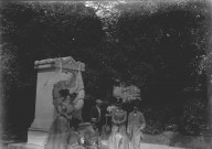 Ville-d'Avray (Hauts-de-Seine). Groupe posant devant le monument érigé en hommage au peintre Jean-Baptiste Camille Corot