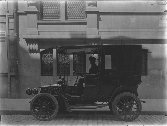 Automobile ADER de 1902 stationnée devant l'immeuble 2 rue de Belloy à Paris (16e arrondissement)