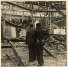 Deux hommes inspectant un bâtiment en ruines
