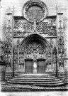 Eglise de Mailly-Maillet, vue de détail : le portail sculpté
