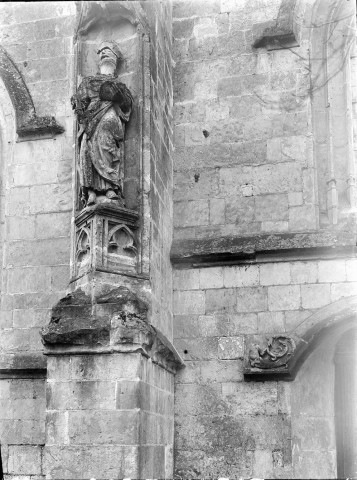 Eglise, statue sur pilier de Saint Pierre