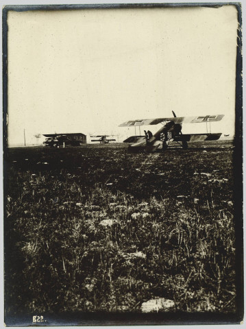 PHOTOGRAPHIE MONTRANT UN AVION ALLEMAND AU SOL. AYANT APPARTENU A MONSIEUR LANGFELD