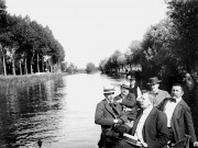 Des promeneurs naviguant sur le canal de la Somme