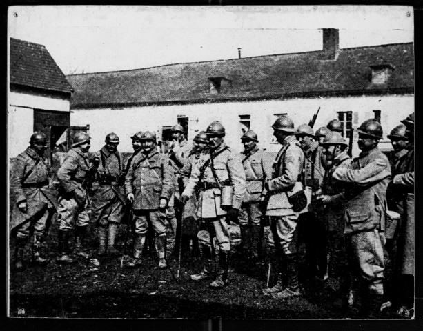Grivesnes en juin 1918. Groupe de soldats français dans la cour d'une ferme