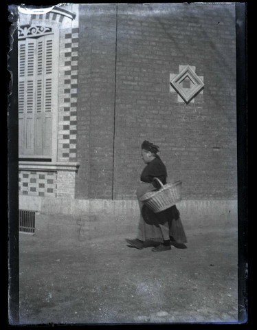 Amiens. Femme avec un panier au coin d'une rue