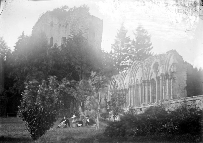 Château, vue des vestiges : les ruines des arcades, la tour