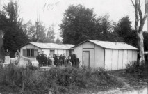 Guerre 1914 1918. Les familles devant les baraquements provisoires