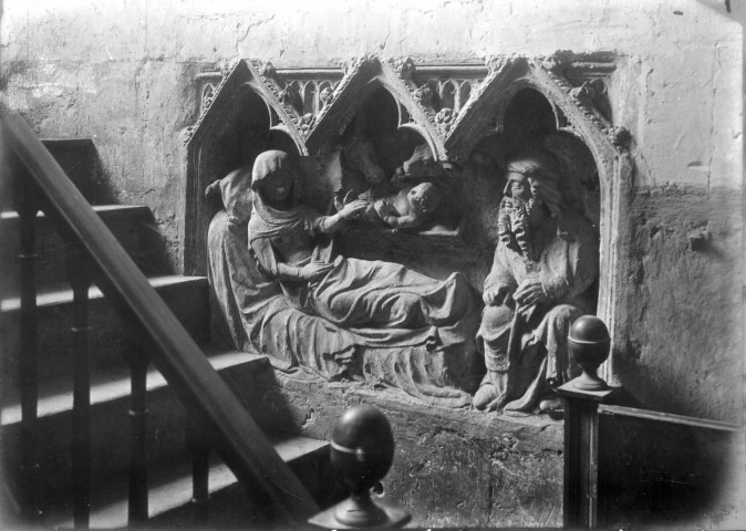 Eglise de La Neuville-sous-Corbie : groupe sculpté en haut relief dans une niche