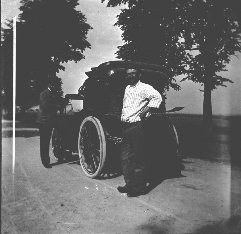Deux hommes devant une voiture