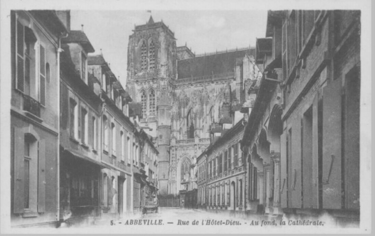 Rue de l'Hôtel-Dieu - Au fond, la cathédrale