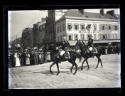 La foule assistant au passage de généraux à cheval devant l'Hôtel de l'Est, près de la gare d'Amiens
