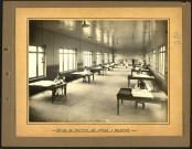 Reconstruction de la Fabrique Française de Gazes à Bluter (F.F.G.B.) à Sailly-Saillisel (Somme). Ouvrières au travail dans la salle de finition des gazes à Bluter