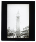 [Le campanile de la place Saint-Marc : il mesure 98.50 mètres de haut. Il fut construit en 912. Surnommé autrefois el padron de casa, il servait de tour de garde]