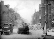 Guerre 1939-1945. Vue de la route de Paris à Amiens au niveau de l'église Saint-Honoré. Arrivée des troupes allemandes le 20 mai 1940