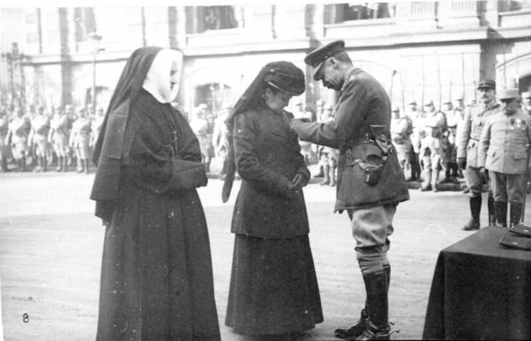 Guerre 1914-1918. Cérémonie de remise de décoration à une veuve de guerre par un officier anglais