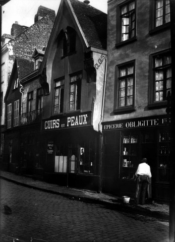 Amiens, 5 rue de Metz : vue des façades des maisons anciennes et des commerces (épicerie Obligitte, cuirs et peaux)