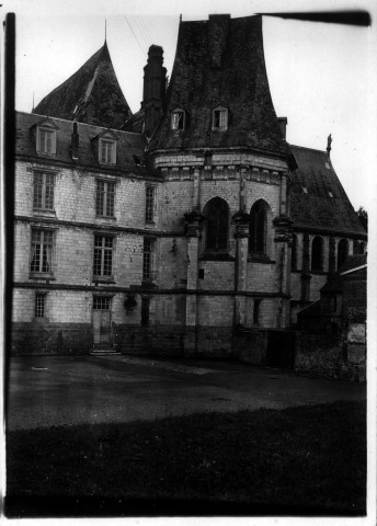 Château de Mesnières-en-Bray : une partie de la façade lattérale