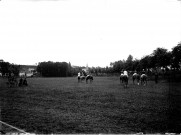 Les jockeys et leurs chevaux sur un champ de courses
