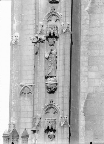 Cathédrale, statue de Charles V