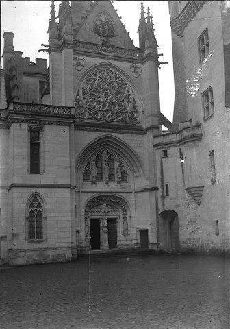 Pierrefonds (Oise). Le château : la cour d'Honneur et la Chapelle