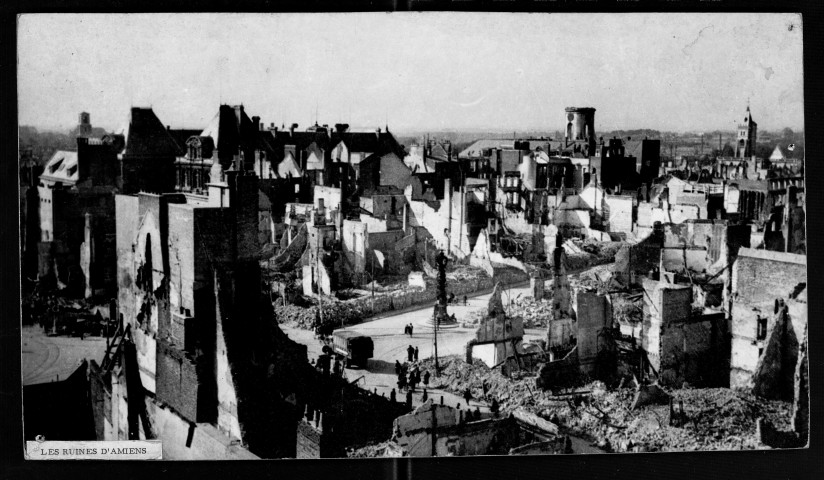 Amiens. Les ruines place Gambetta après les bombardements de 1940