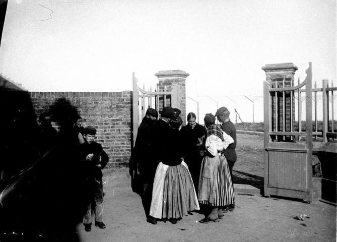 Un groupe de femmes de pêcheurs à l'entrée du cimetière, 1909