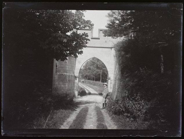 Pierrefonds, vue prise dans le parc près du château - septembre 1901