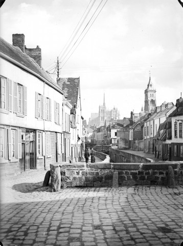 Quartier Saint-Leu. La rue basse des Tanneurs, l'église Saint-Leu, 1902