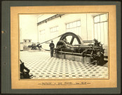 Reconstruction de la Fabrique Française de Gazes à Bluter (F.F.G.B.) à Sailly-Saillisel (Somme). Ouvrier posant devant l'un des moteurs à gaz pauvre Bollinckx, force 115 HP