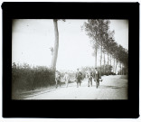 [Les membres de la Société Photographique de Picardie en excursion dans la campagne chargés de leurs appareils photographiques]