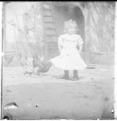 Portrait d'une fillette dans une basse-cour