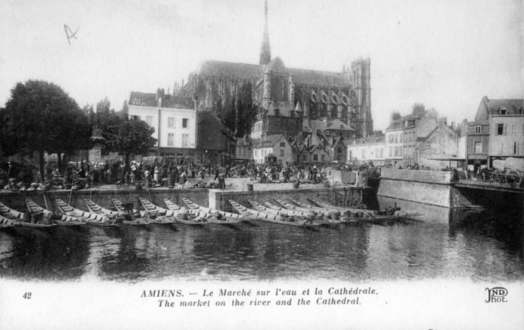 Amiens. La Marché sur l'eau et la Cathédrale. The market on the river and the cathedral