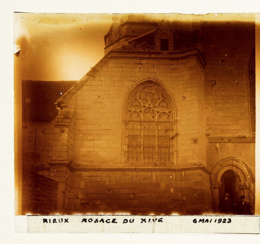 Rieux (Oise). Rosace du XIVe siècle