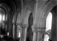 Eglise, vue intérieure : les arcades romanes
