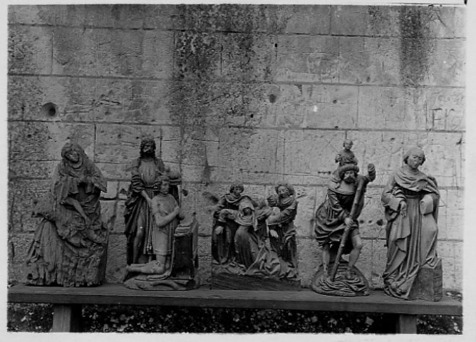Eglise de Regnière-Ecluse : détail de cinq groupes de statues en bois