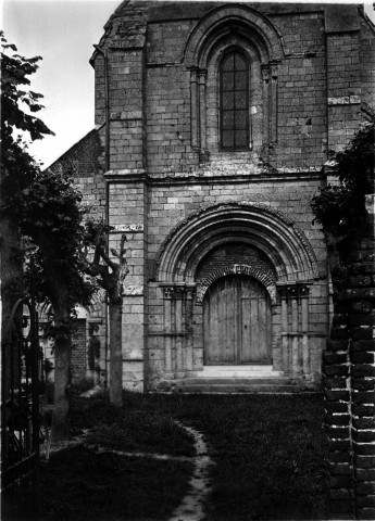 Eglise de Falvy, vue de détail : le portail sculpté