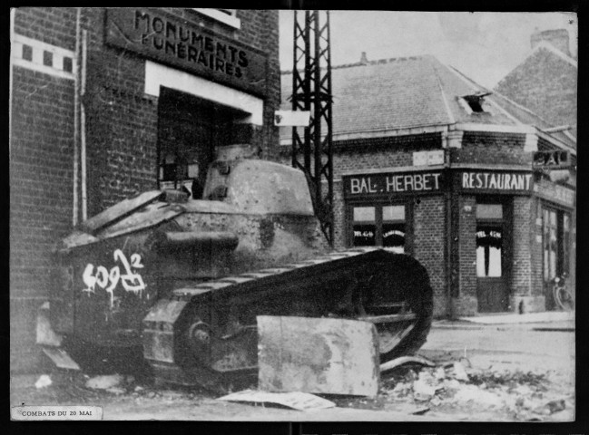 Combats du 20 mai 1940 : un char Renault FT détruit pendant les combat du 20 mai 1940 à l'angle de la rue Baudrez et de la route d'Albert, devant le "Restaurant Bal Herbet"