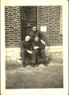 Rollot (Somme). Trois soldats assis sur le pas de porte de la maison de Georges Delignières