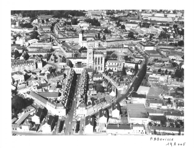 Abbeville. Vue aérienne de la ville, la collégiale Saint-Vulfran et l'hôtel de ville