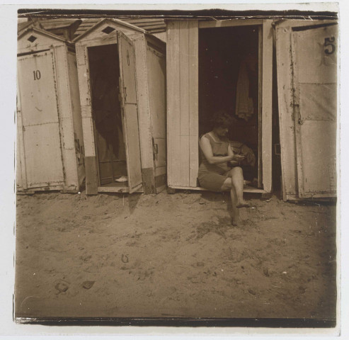 Femme assise dans une cabine de plage