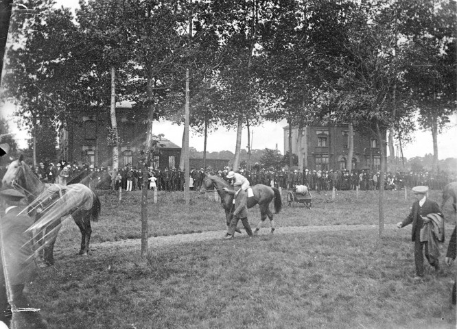 Hippodrome d'Amiens en 1910. Présentation des jockeys et des chevaux avant la course