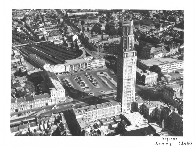 Amiens. Vue aérienne de la ville : la place de la gare, la tour Perret, le garage Citroën, le quartier Sainte-Anne