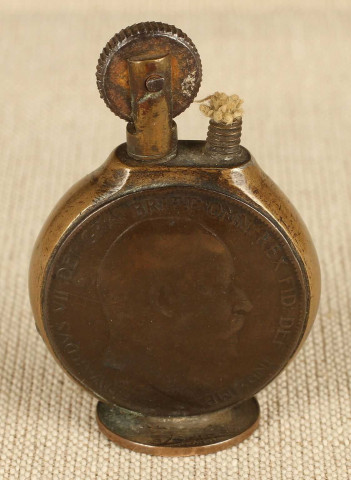 Briquet à mèche en cuivre fabriqué par un soldat pendant la Grande Guerre