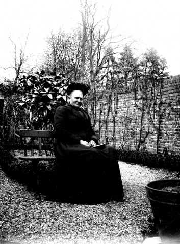 Portrait de femme assise au jardin