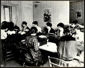Ecole de haut enseignement commercial des jeunes filles en 1920 : cours de dactylographie